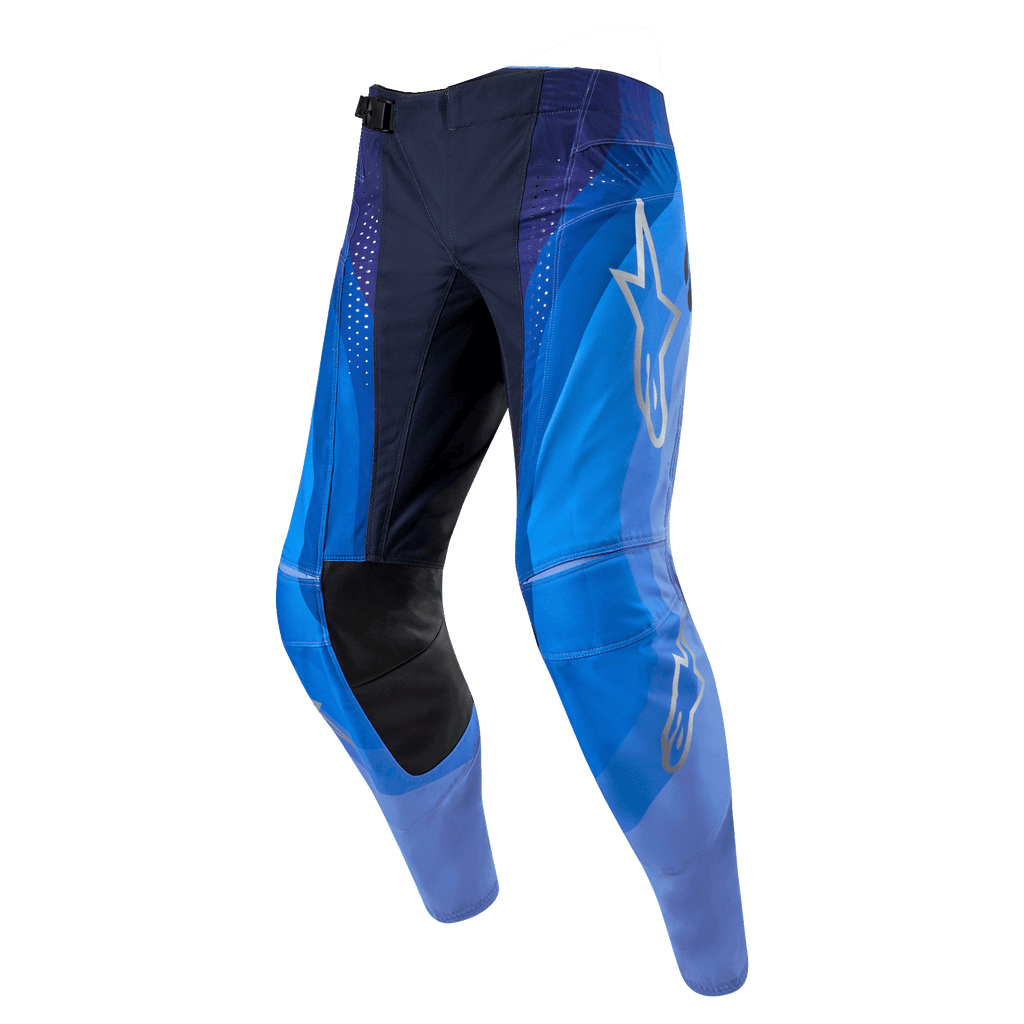 Alpinestars 2024 Techstar Pneuma-byxor, motocrossbyxor, mörkblå och ljusblå, med en silverfärgad Alpinestars-stjärnlogotyp på låret, svarta inre knäpaneler i läder och laserskurna ventilationsperforeringar.