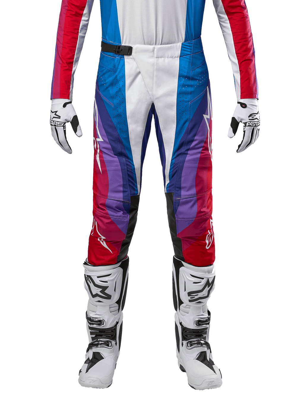 Alpinestars 2024 Techstar Pneuma byxor, motocrossbyxor, Blu Mars Red White, med en mångfärgad vinklad design med lila detaljer, kombinerade med vita och svarta motocross-stövlar och matchande handskar, atletisk racingpassform för terrängkörning