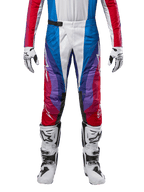 Alpinestars 2024 Techstar Pneuma byxor, motocrossbyxor, Blu Mars Red White, med en mångfärgad vinklad design med lila detaljer, kombinerade med vita och svarta motocross-stövlar och matchande handskar, atletisk racingpassform för terrängkörning