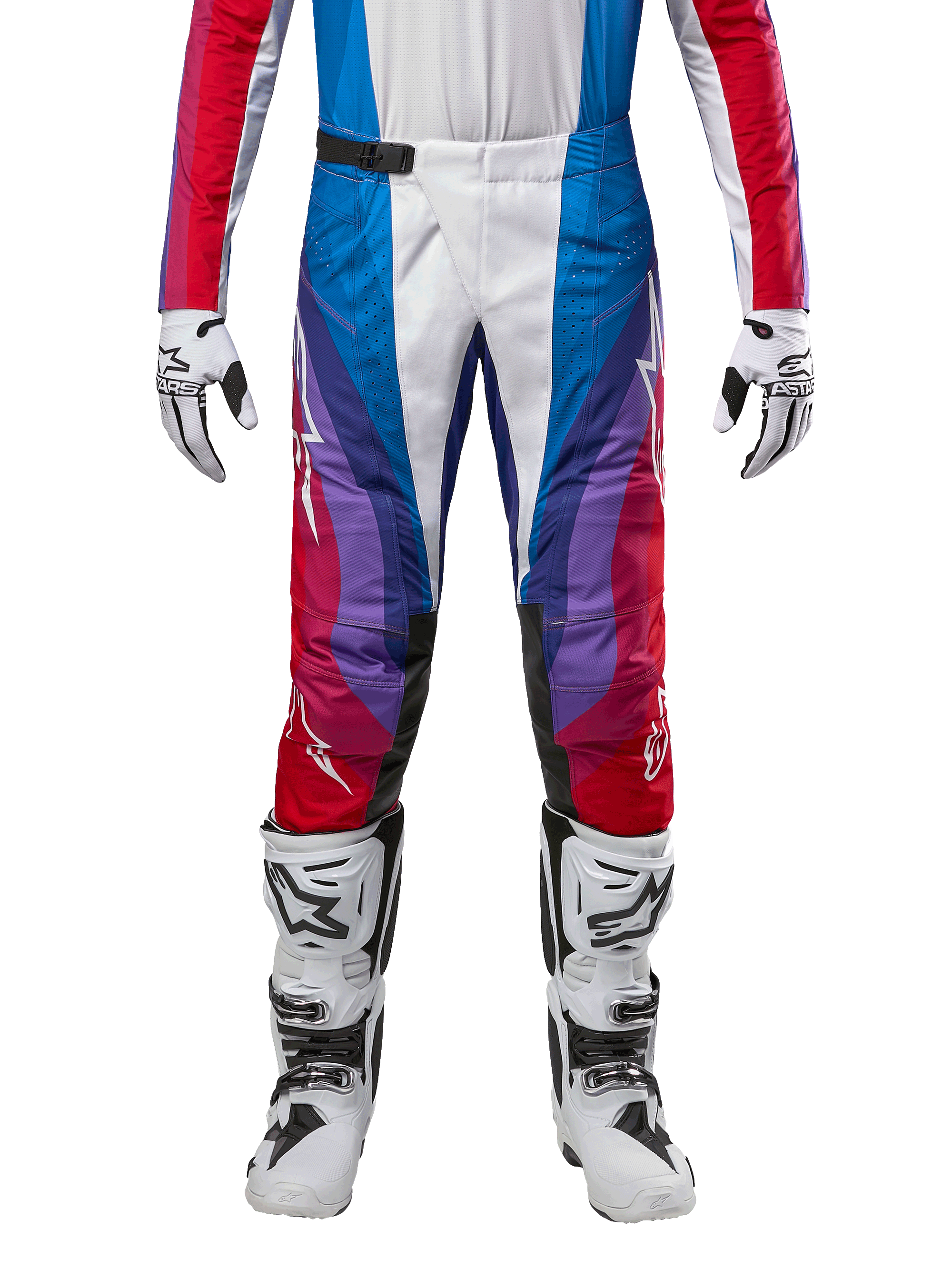 Alpinestars 2024 Techstar Pneuma byxor, motocrossbyxor, Blu Mars Red White, med en mångfärgad vinklad design med lila detaljer, kombinerade med vita och svarta motocross-stövlar och matchande handskar, atletisk racingpassform för terrängkörning