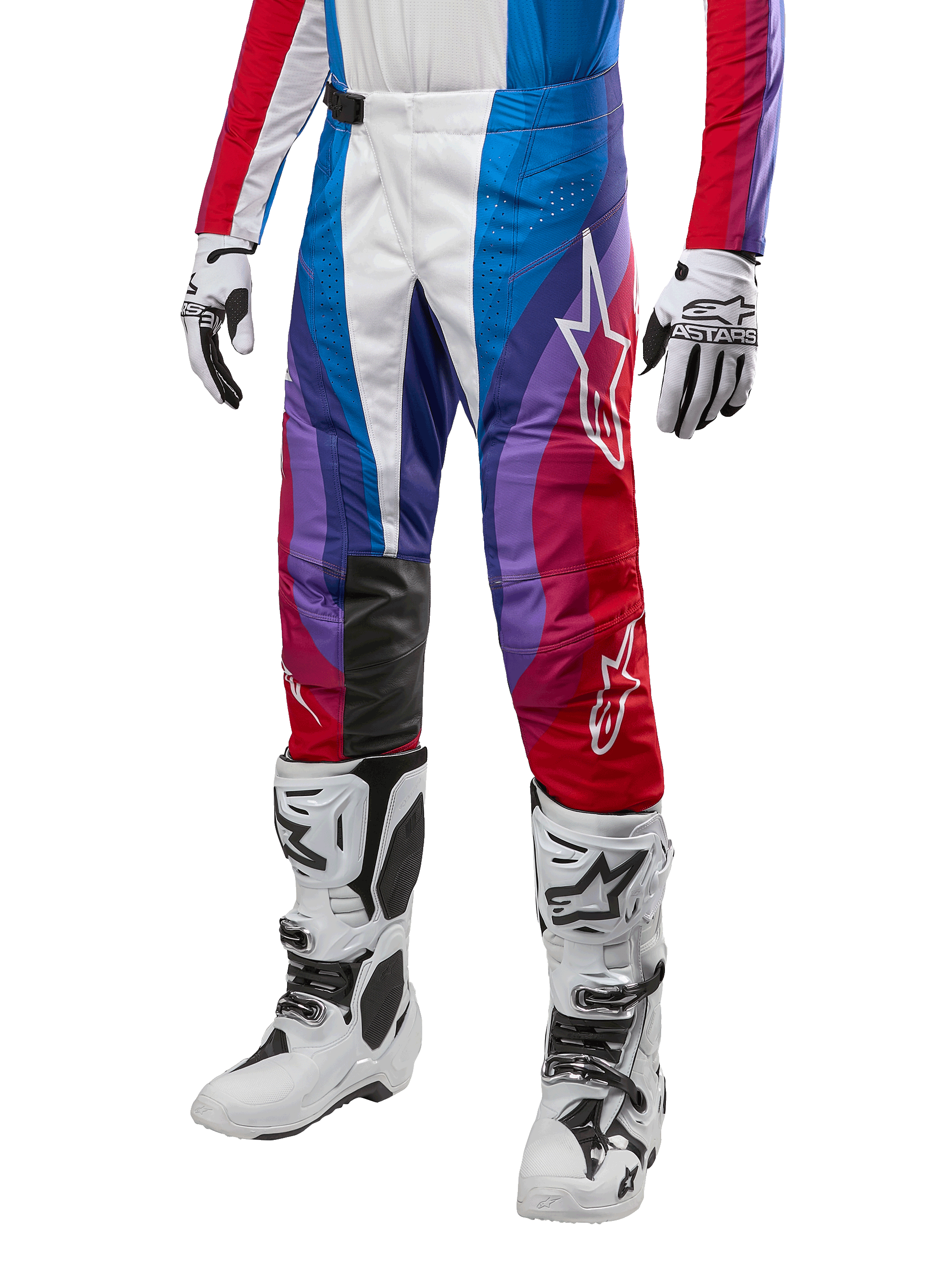 Alpinestars 2024 Techstar Pneuma byxor, motocrossbyxor, Blu Mars Red White, bärs med matchande tröja, vita racingstövlar och handskar, livfull grafisk design med röda, blå och lila accenter, perforerade för andningsförmåga