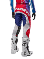 Alpinestars 2024 Techstar Pneuma byxor, motocrossbyxor, Blu Mars Red White, vy bakifrån bärs med matchande tröja och vita stövlar, med framträdande vit logotyp på sätet och flerfärgad paneldesign, professionell racingutrustning för motocross