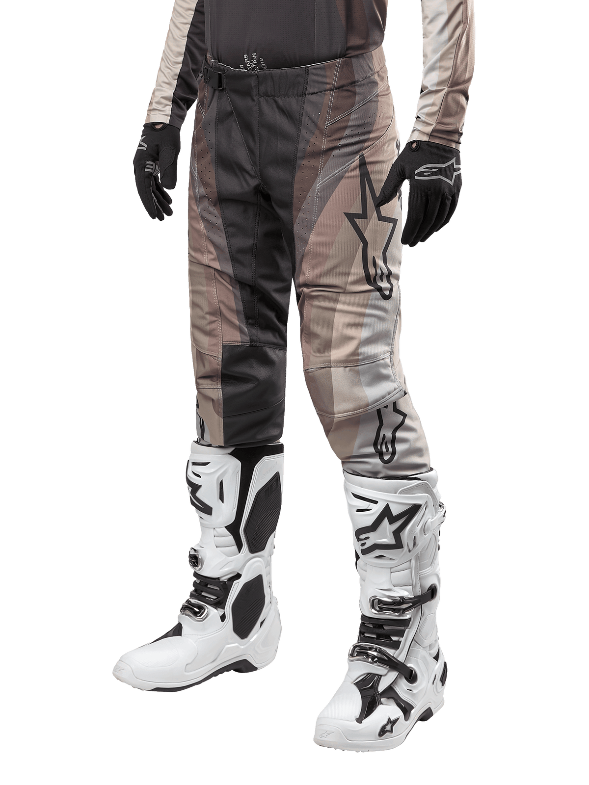 Alpinestars Techstar Pneuma pants, motocrossbyxor, grå svarta och beige med stjärnlogotyp, person iklädd komplett terrängutrustning med svarta handskar och vita stövlar, svart bakgrund
