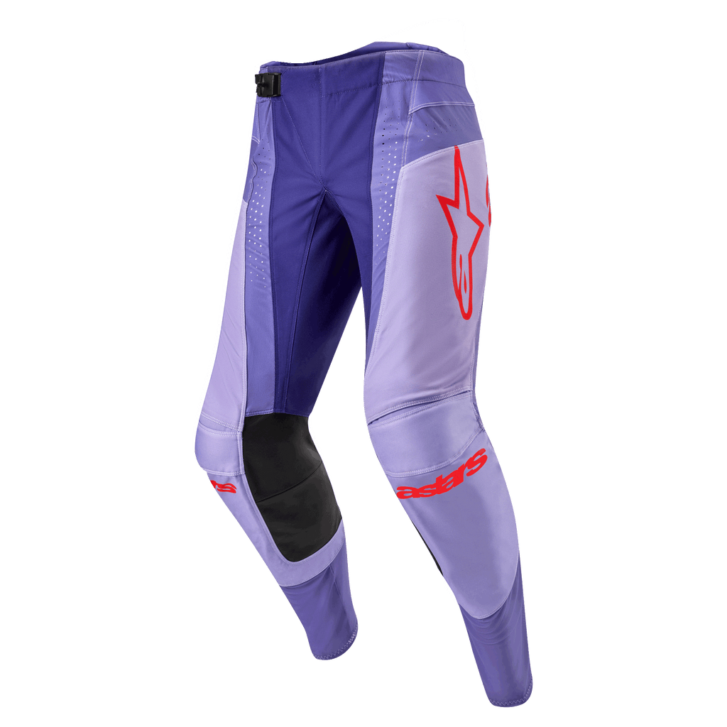 Alpinestars 2024 Techstar Ocuri byxor, motocrossbyxor i lila med neonorange detaljer, röd stjärnlogotyp på låret, svarta förstärkningar vid knäna, laserperforeringar för ventilation, hållbart stretchmaterial för terrängkörning.