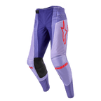 Alpinestars 2024 Techstar Ocuri byxor, motocrossbyxor i lila med neonorange detaljer, röd stjärnlogotyp på låret, svarta förstärkningar vid knäna, laserperforeringar för ventilation, hållbart stretchmaterial för terrängkörning.
