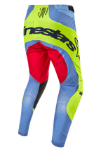 Alpinestars 2024 Techstar Ocuri byxor, motocrossbyxor, ljusblå, neon-gul och bärröd, vy bakifrån som visar tydlig Alpinestars-logotyp över sätet, teknisk konstruktion med flera paneler för terrängkörning