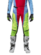 Alpinestars 2024 Techstar Ocuri byxor, motocrossbyxor, ljusblå, gul fluo och bärröd, bärs med matchande tröja och vita motocross-stövlar, med livfulla färgblockerade paneler och svarta logotyper, slitstark design med racingpassform