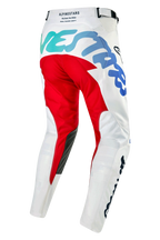 Alpinestars 2024 Racer Hana byxor, motocrossbyxor, vit multifärgad, vy bakifrån med en framträdande röd sätespanel och turkos-till-blå gradientgrafik, svarta paneler på insidan av knäna, förböjd benkonstruktion för offroad-racing