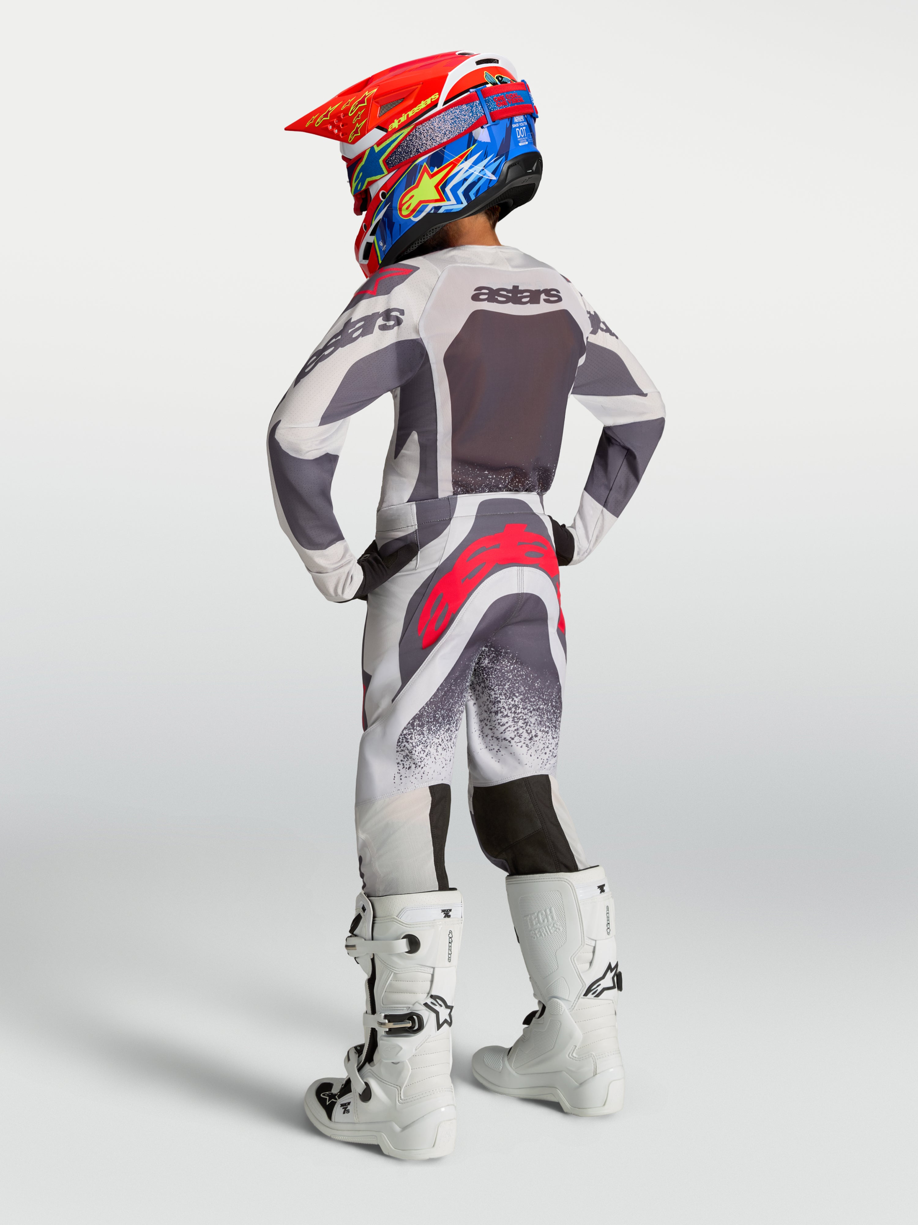 Alpinestars 2027 Supertech Swan ungdomsbyxor, gråa och röda motocrossbyxor, vy bakifrån med slitstark atletisk passform.