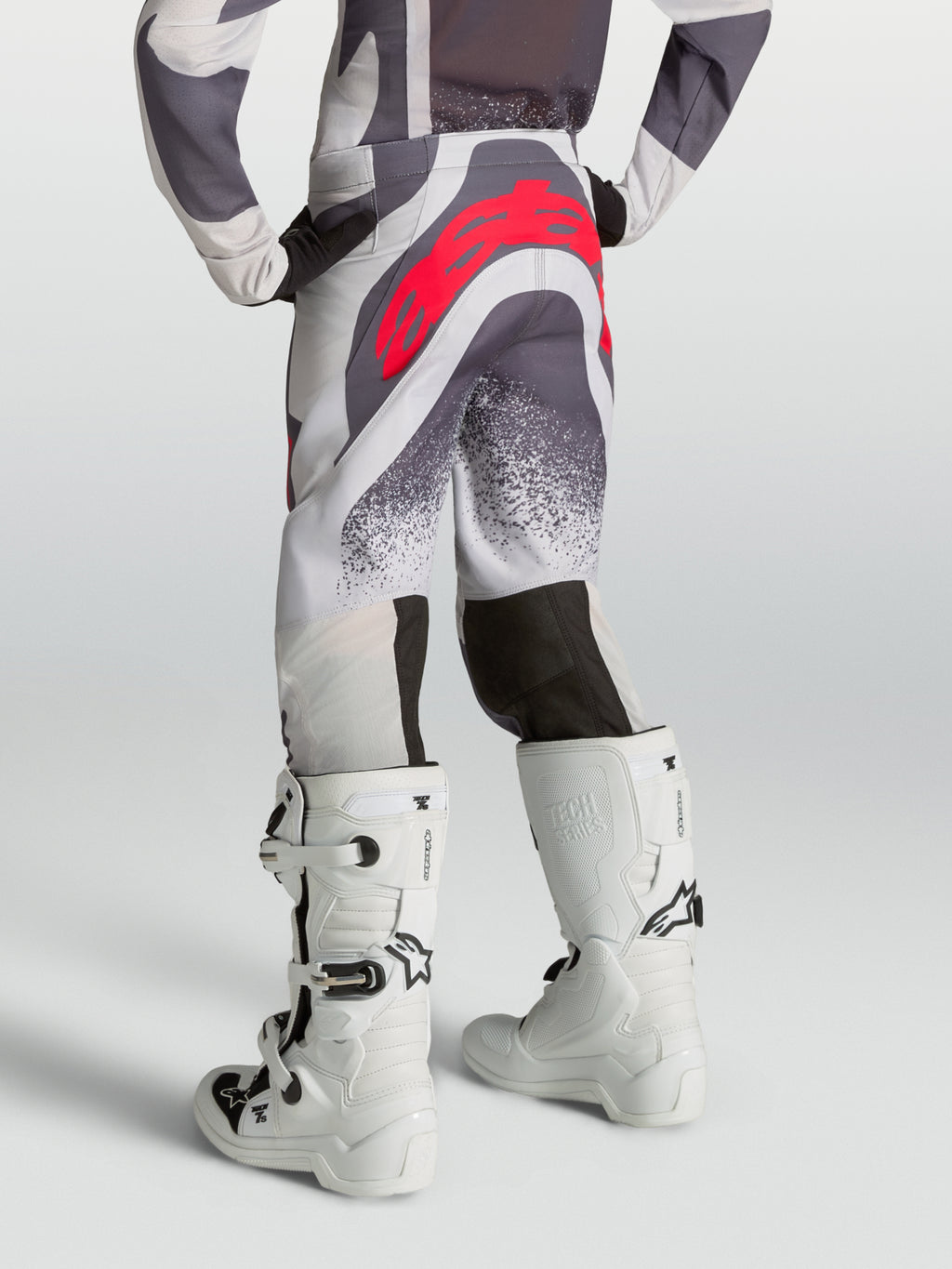 Alpinestars 2027 Supertech Swan ungdomsbyxor, motocrossbyxor i ljuslila och grå med röd logotyp, vy bakifrån på modell.