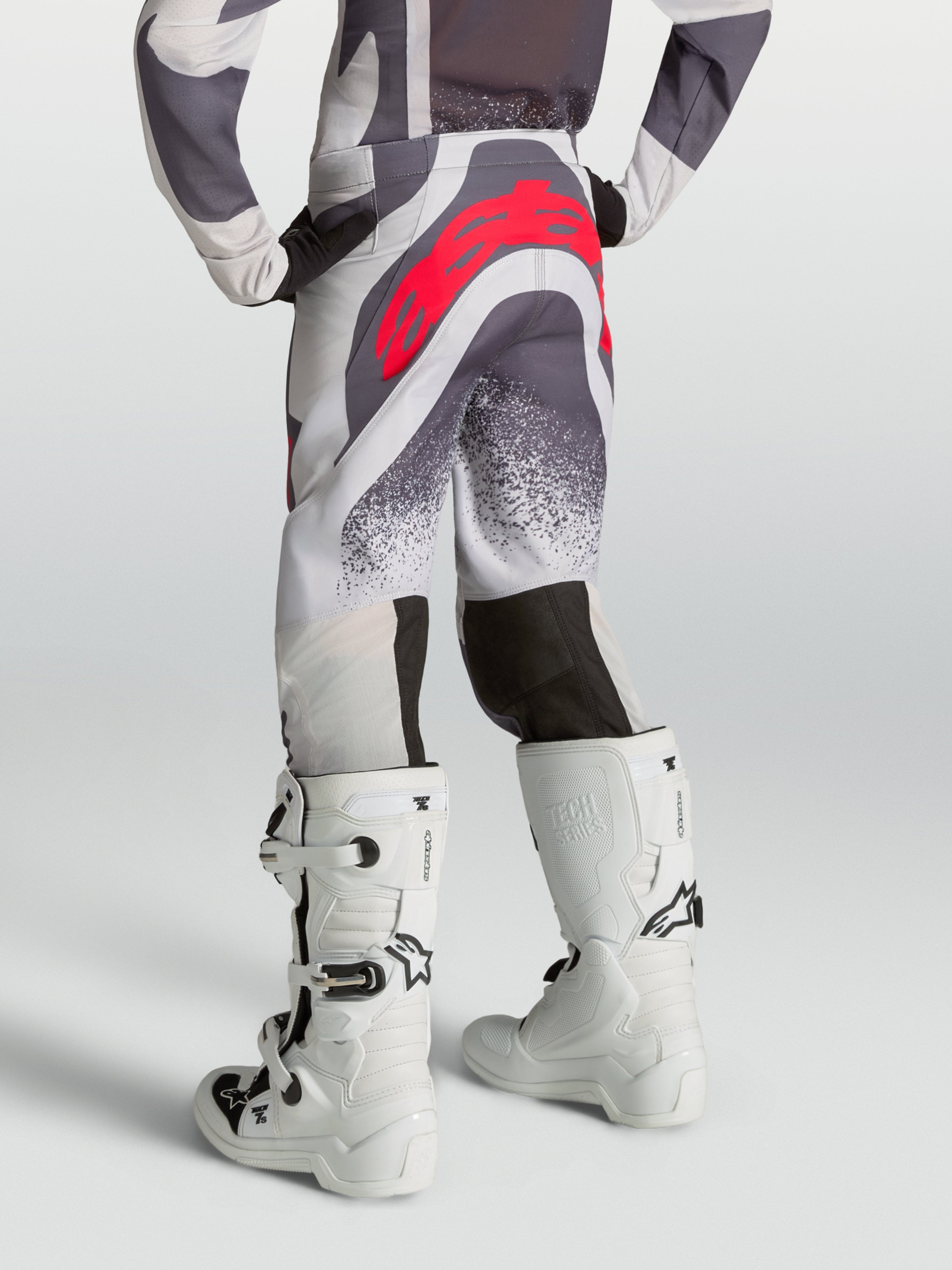 Alpinestars 2027 Supertech Swan ungdomsbyxor, motocrossbyxor i ljuslila och grå med röd logotyp, vy bakifrån på modell.