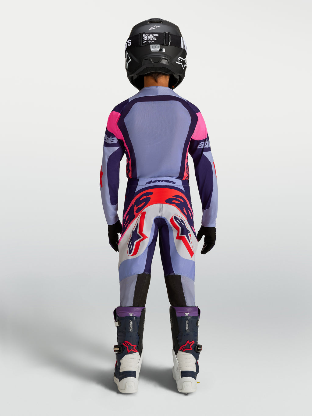 Alpinestars 2027 Supertech Dyna ungdomsbyxor, lila och ljusvioletta motocrossbyxor för racing, atletisk passform, vy bakifrån på förare i full utrustning.