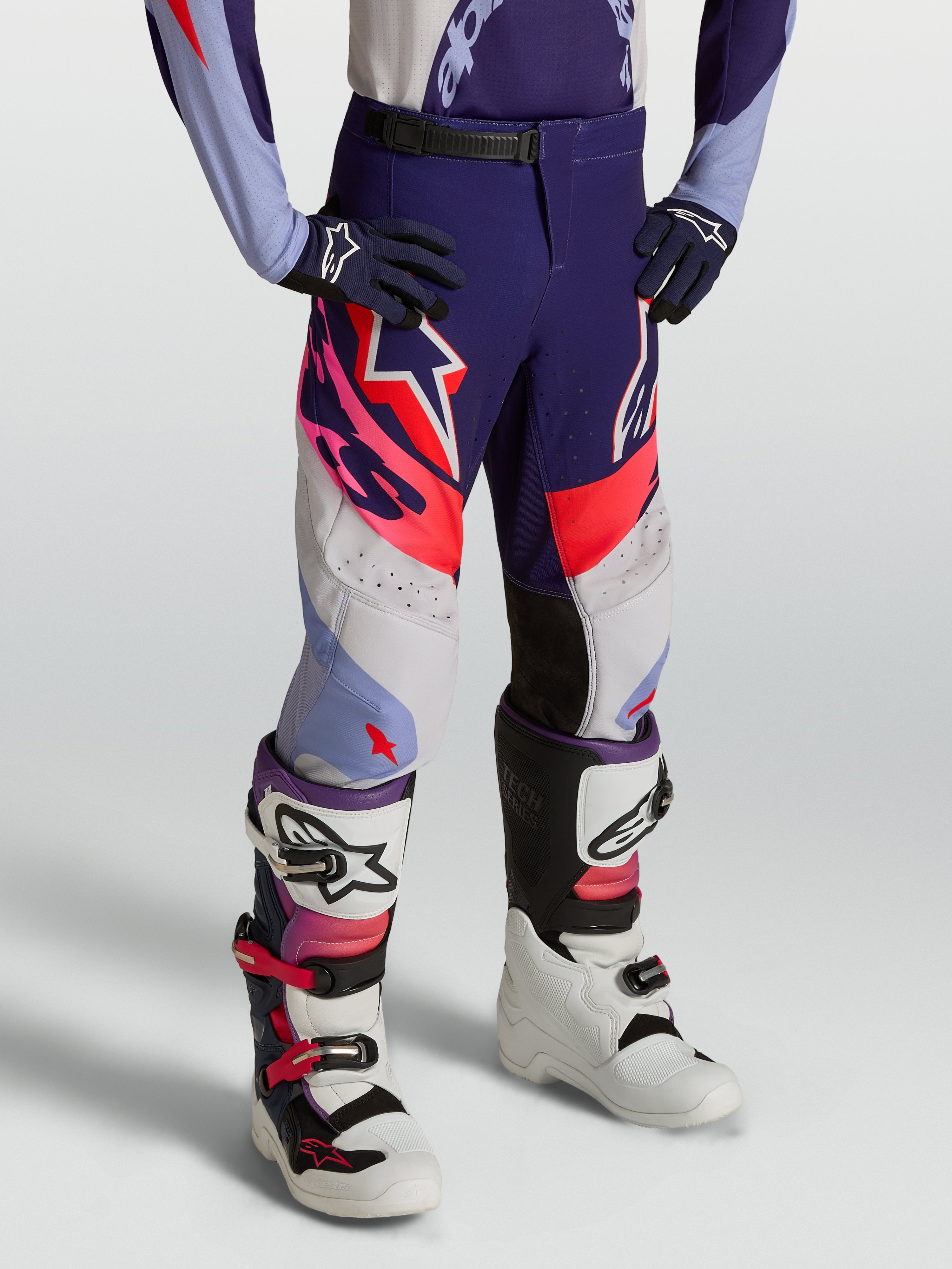Alpinestars 2027 Supertech Dyna ungdomsbyxor, lila och rosa fluo motocrossbyxor i slitstarkt stretch-ripstop för racing.