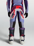 Alpinestars 2027 Supertech Dyna ungdomsbyxor, lila och neonrosa motocrossbyxor med atletisk passform, vy bakifrån på modell.