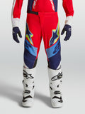 Alpinestars 2027 Supertech Dyna ungdomsbyxor, motocrossbyxor för terrängkörning, röda, marinblå och vita, atletisk passform med 4-vägsstretch, visas på modell med vita stövlar
