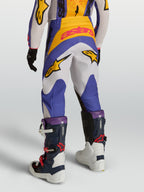 Alpinestars 2027 Ungdom Fluid Drag byxor, blåa och vita motocrossbyxor för barn med gula detaljer, 600D polytyg och stretchpaneler för terrängkörning, vy bakifrån
