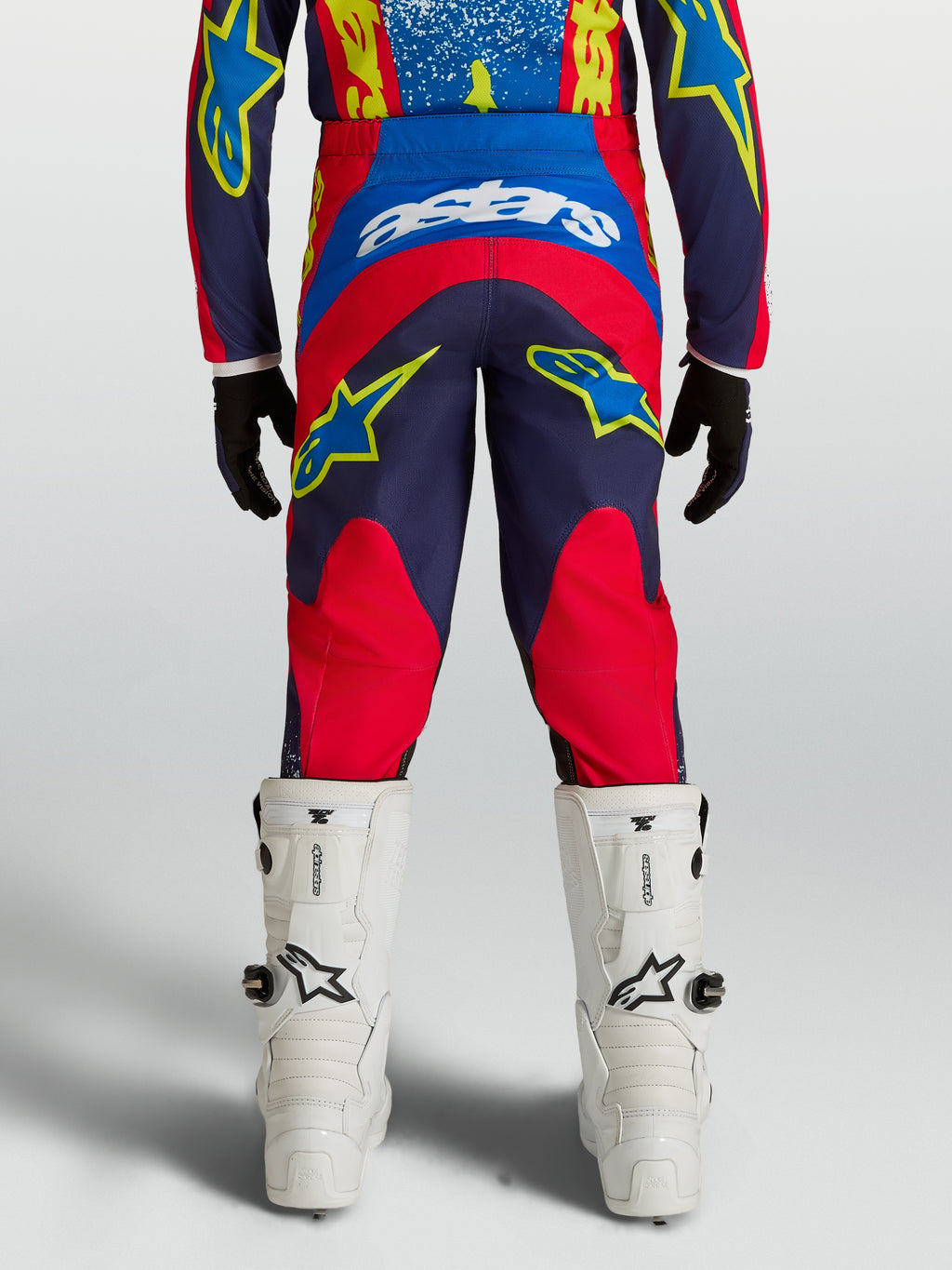 Alpinestars Ungdom Fluid Drag byxor, mörkblå och röda motocrossbyxor med ergonomisk passform och slitstarkt 600D-material.