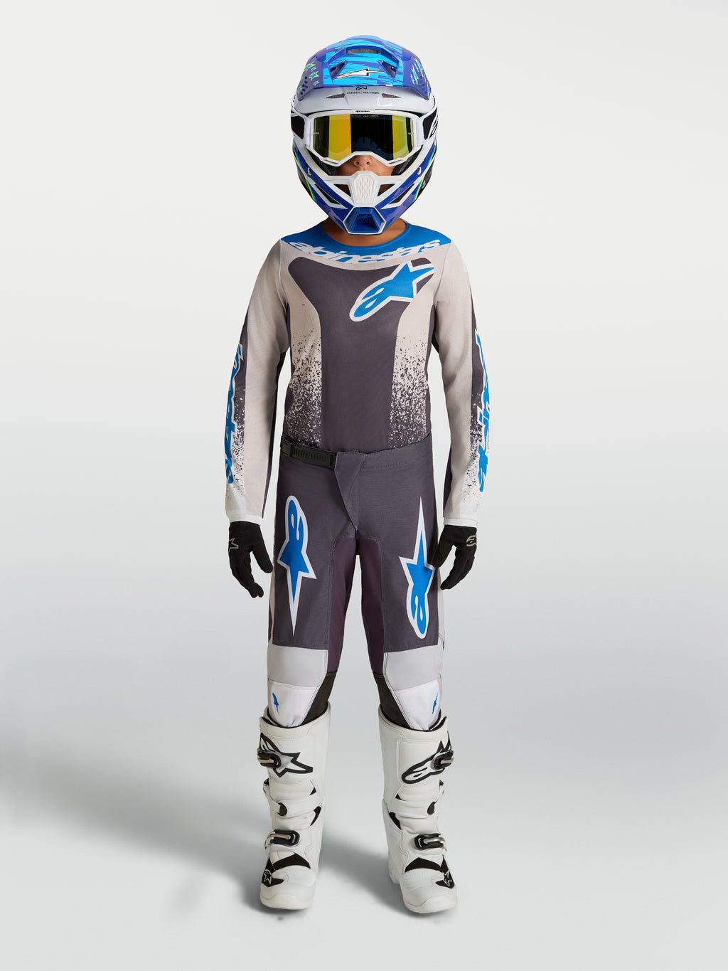 Alpinestars 2027 ungdom Fluid Drag byxor och tröja, motocrossutrustning för barn, grå och blå med vita motorcykelstövlar, slitstark design för terrängkörning