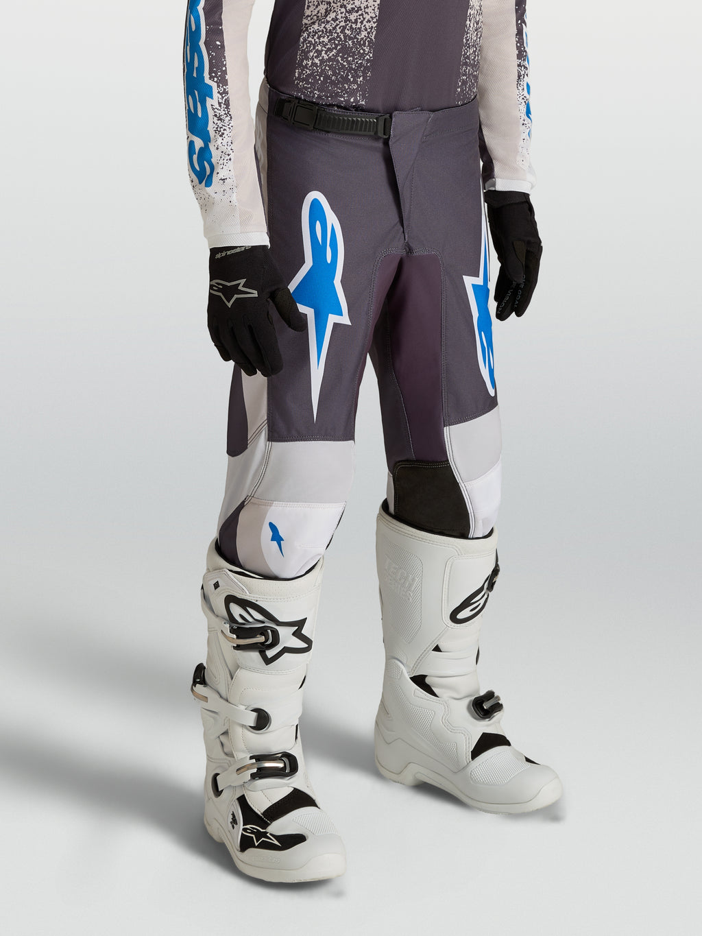 Alpinestars 2027 Ungdom Fluid Drag byxor, gråa och blåa motocrossbyxor i hållbart 600D-polytyg för terrängkörning.