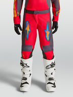 Alpinestars Youth Fluid Hunt byxor, röda och gråa motocrossbyxor för ungdomar, terrängkörning, ergonomisk design i polytyg.