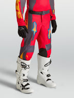Alpinestars 2027 Fluid Hunt ungdomsbyxor, röda och grå motocrossbyxor i slitstark textil för offroad-körning.