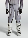 Alpinestars 2027 Fluid Amber ungdomsbyxor, gråa och svarta motocrossbyxor, slitstarkt 600D-polytyg, ergonomisk design för unga förare vid terrängkörning.