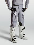 Alpinestars 2027 Fluid Amber ungdomsbyxor, sandgrå och vita motocrossbyxor med stjärngrafik och förstärkta paneler för terrängkörning