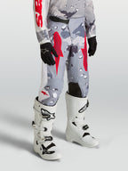 Alpinestars Ungdom Fluid Lone Byxor, motocrossbyxor i grått kamouflagemönster och rött, slitstarkt 600D-polytyg.