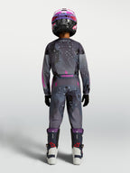 Alpinestars Ungdom Fluid Lone gear-set, grått och rosa motocross-set med kamouflagemönster, vy bakifrån.