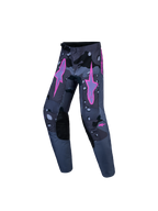 Alpinestars Ungdom Fluid Lone V2-byxor, motocrossbyxor i mörkgrått kamouflagemönster med klarrosa stjärnlogotyper och förstärkta knän.