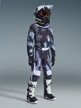 Alpinestars 2026 Youth Fluid Lahnd-byxor, motocrossbyxor, Iron Camo, komplett racingoutfit för ungdomar med matchande tröja, svart hjälm och vita och svarta stövlar, högpresterande terrängutrustning för unga förare