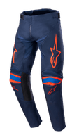 Alpinestars 2023 Youth Racer Narin byxor, motocrossbyxor, Night Navy och Hot Orange, med klarorange logotypgrafik på lår och knän, blå detaljer, svarta paneler på insidan av benen, slitstark textilkonstruktion för terrängkörning