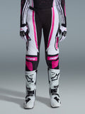 Alpinestars 2026 Stella Techstar Nomur byxor för dam, motocrossbyxor, svart, vit och fuchsia, bärs med matchande racingtröja, handskar och vita motocross-stövlar, med framträdande rosa grafik och astars-logotyper på knäna, designade för terrängtävling på hög nivå.