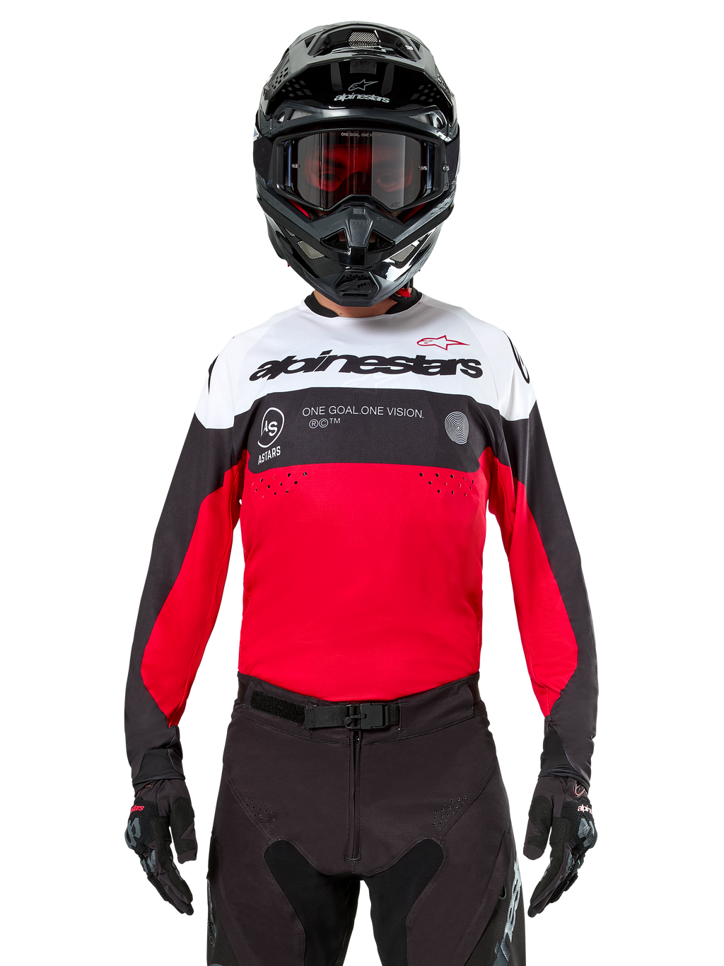 Alpinestars Pro-Dura Jersey, motocrosströja, svart, klarröd och vit, bärs med svart hjälm och goggles, sportig design med framträdande Alpinestars-logotyp och laserperforeringar, högpresterande enduro- och offroad-racingutrustning