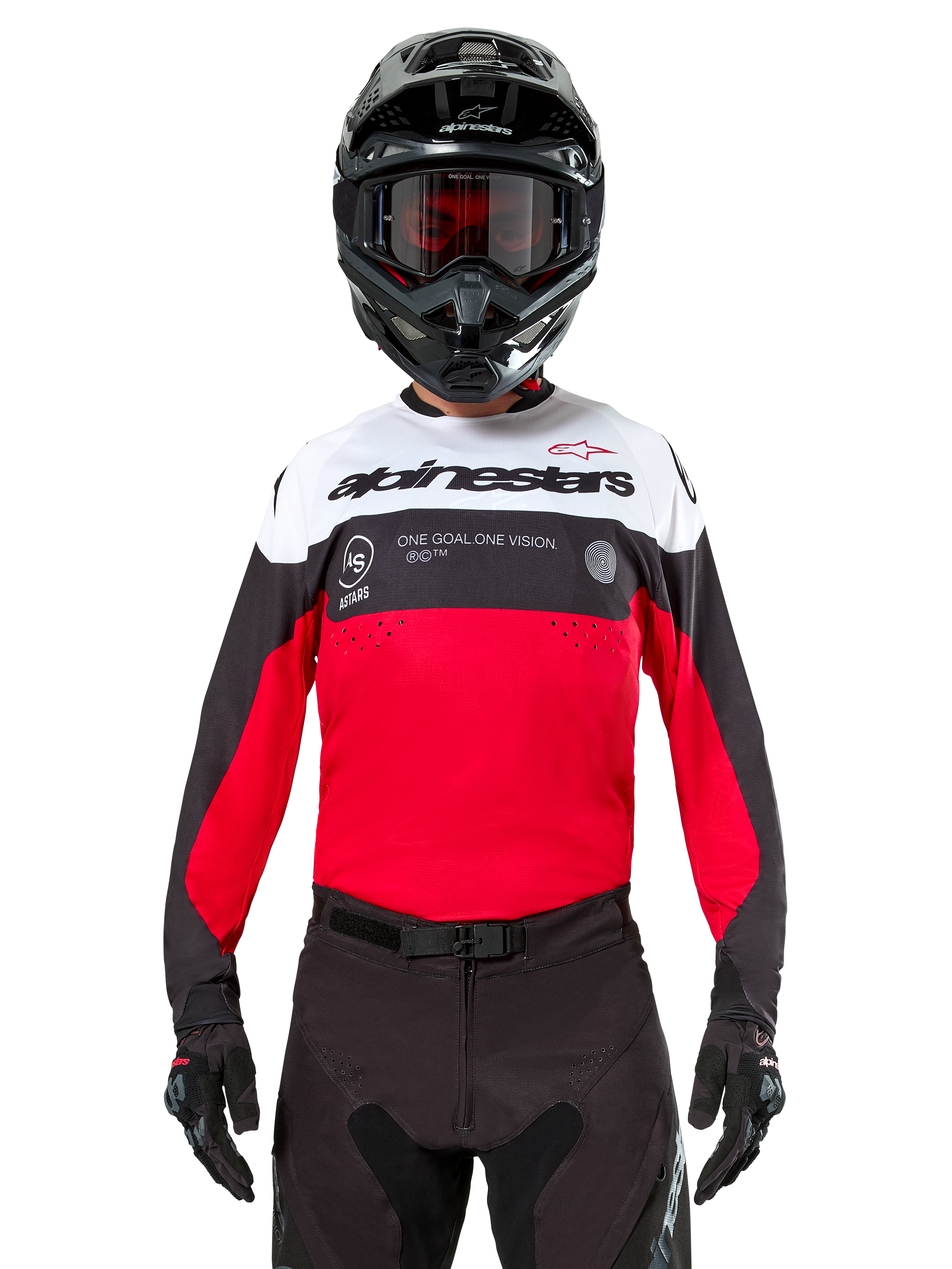 Alpinestars Pro-Dura Jersey, motocrosströja, svart, klarröd och vit, bärs med svart hjälm och goggles, sportig design med framträdande Alpinestars-logotyp och laserperforeringar, högpresterande enduro- och offroad-racingutrustning