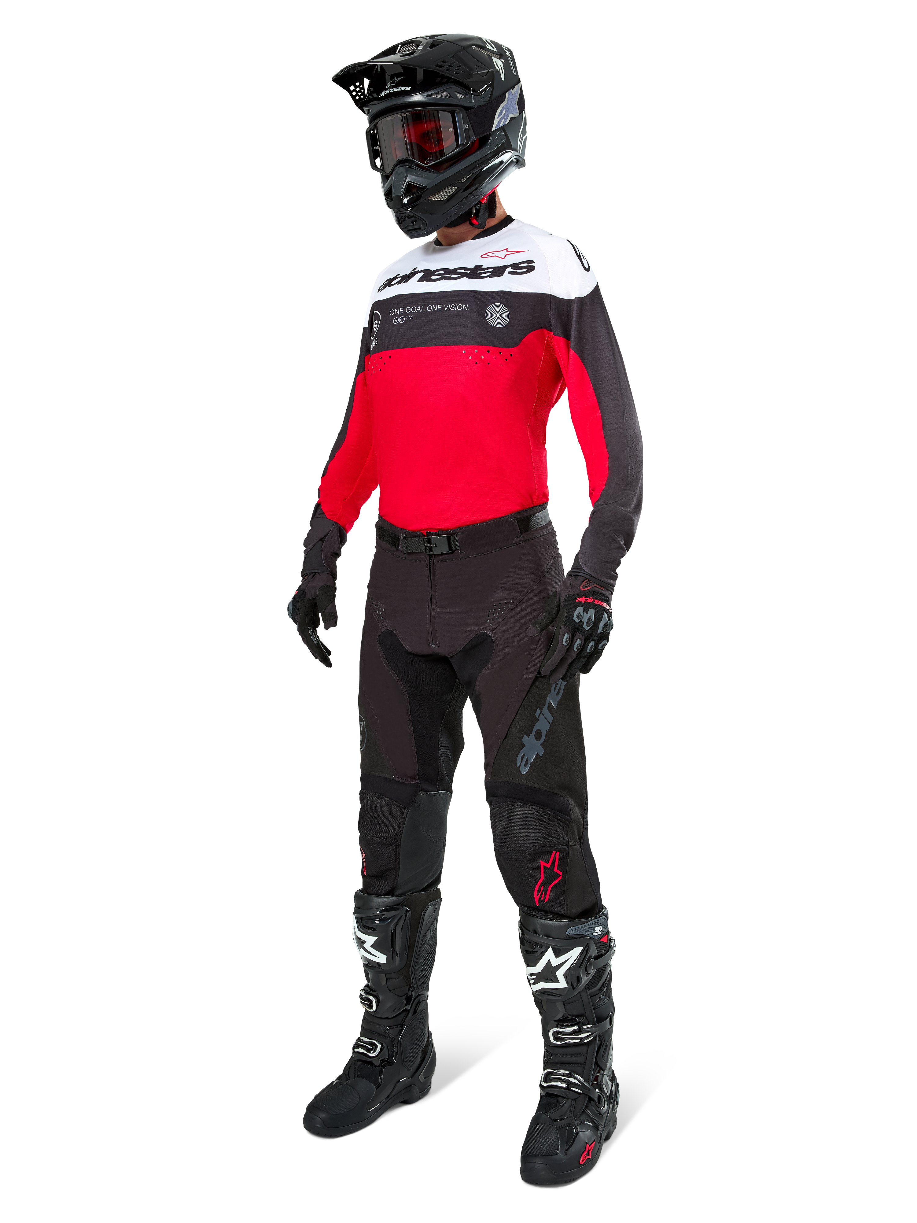 Alpinestars Pro-Dura tröja, motocross- och endurotröja, svart, klarröd och vit, bärs med svarta byxor, svart hjälm och svarta och vita stövlar, med framträdande logotyp på bröstet och laserperforeringar, högpresterande utrustning för terrängkörning