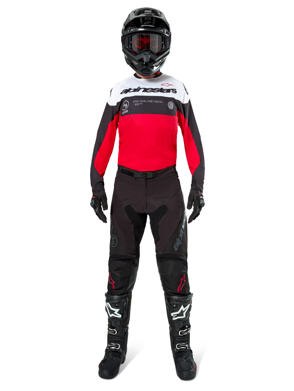 Motocrossförare som bär Alpinestars Pro-Dura Jersey i svart, klarrött och vitt, tillsammans med svarta byxor, svarta stövlar och en svart hjälm, komplett racingutrustning för terrängkörning.