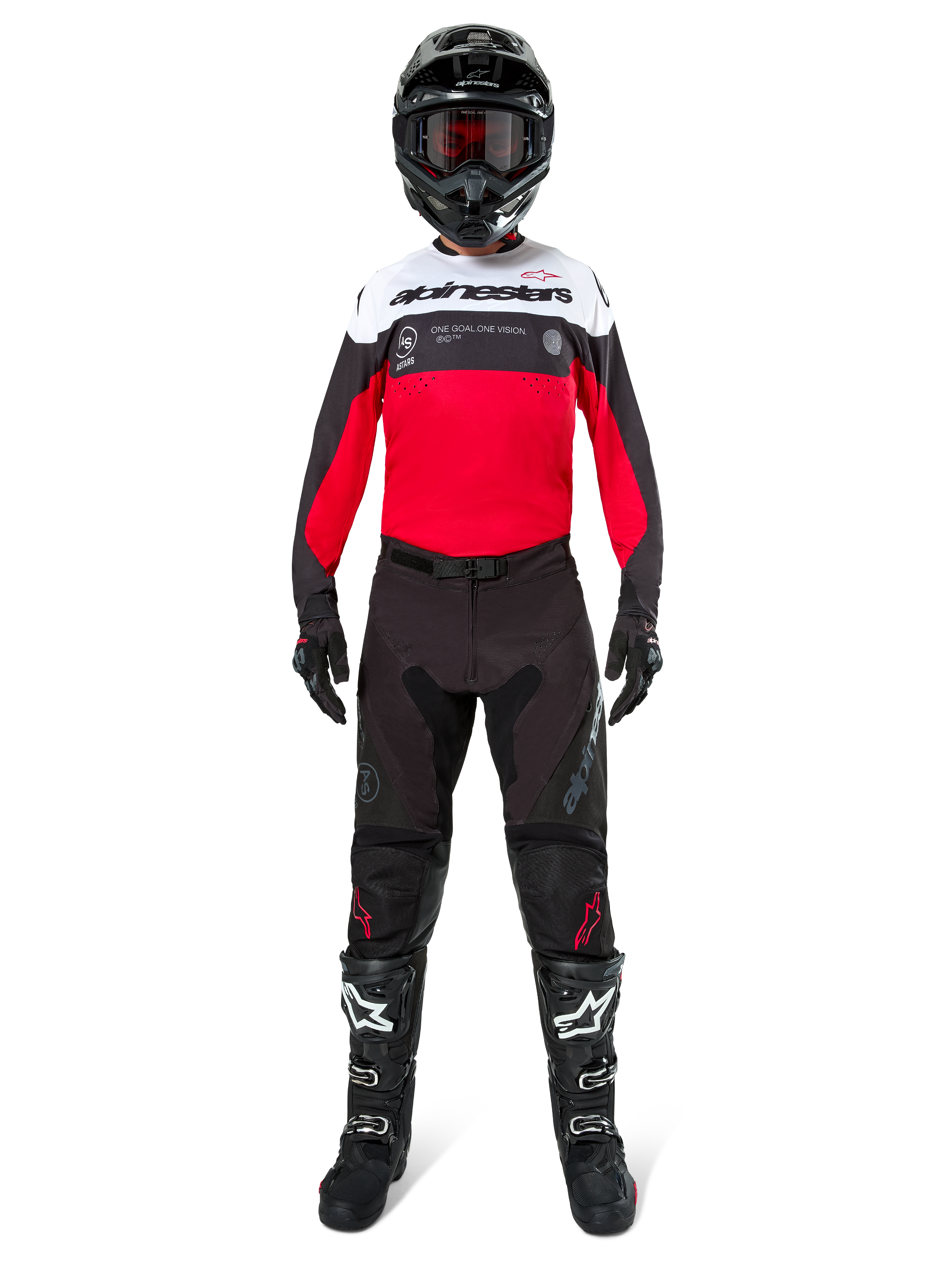 Motocrossförare som bär Alpinestars Pro-Dura Jersey i svart, klarrött och vitt, tillsammans med svarta byxor, svarta stövlar och en svart hjälm, komplett racingutrustning för terrängkörning.