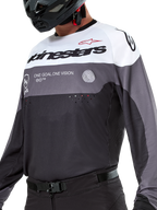 Alpinestars Pro-Dura-tröja, motocross- och endurotröja, svart, grå och vit, teknisk offroad-beklädnad med laserperforeringar och andningsbar konstruktion i poly-material.