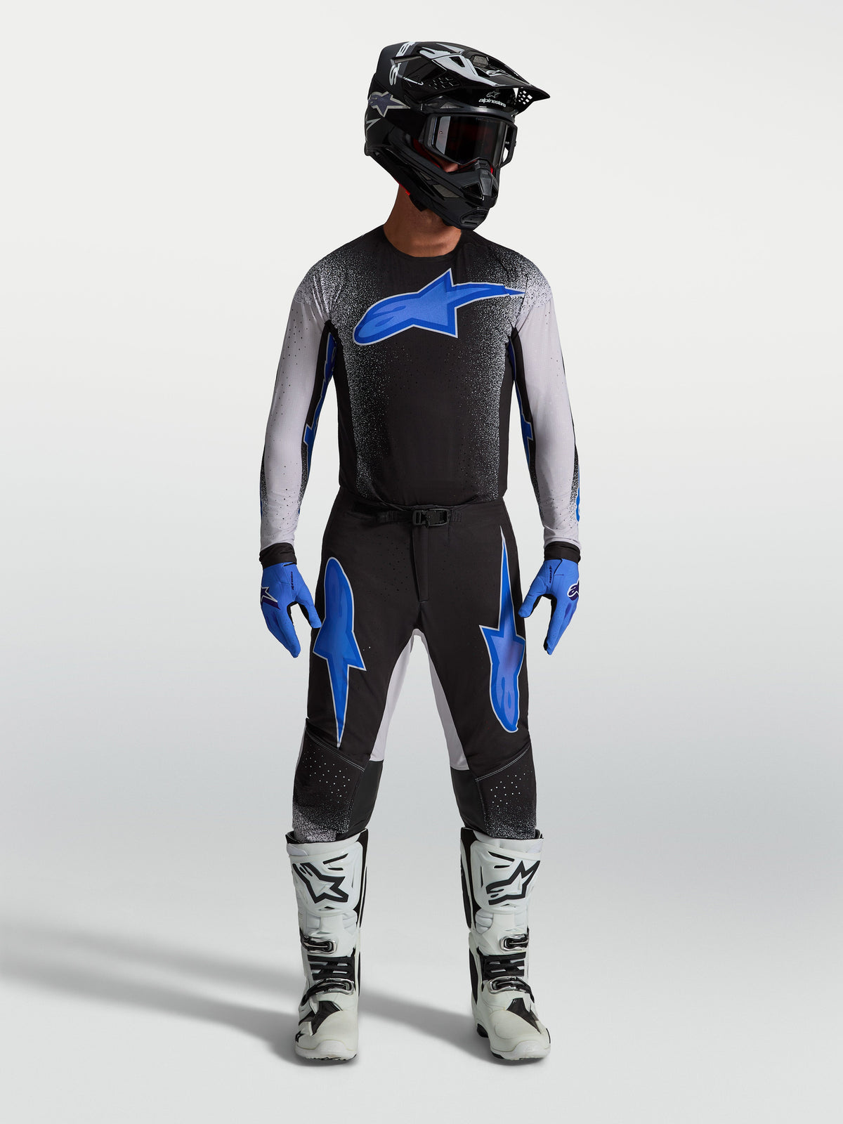 Alpinestars Supertech Hiten AFD tröja och utrustningsset, svart och blått motocross-ställ för herrar med ergonomisk passform.
