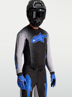 Alpinestars Supertech Hiten AFD tröja, motocross-racingtröja för herrar, svart och grå med blå logotyp, bärs av modell med hjälm och handskar, ventilerande stretchmesh