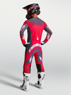 Alpinestars Supertech Hiten AFD tröja och utrustningsset, röd och grå motocrossoutfit, vy bakifrån på modell.