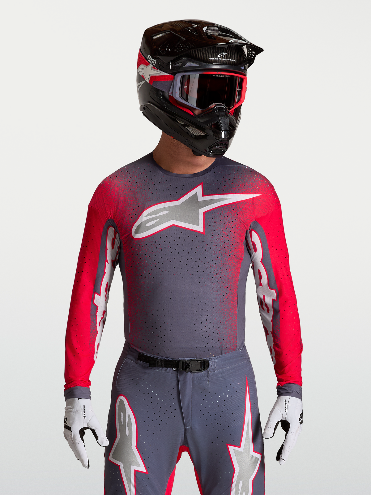 Alpinestars Supertech Hiten AFD tröja, motocrosströja, grå och fluorescerande röd, ventilerande mesh, bärs av modell