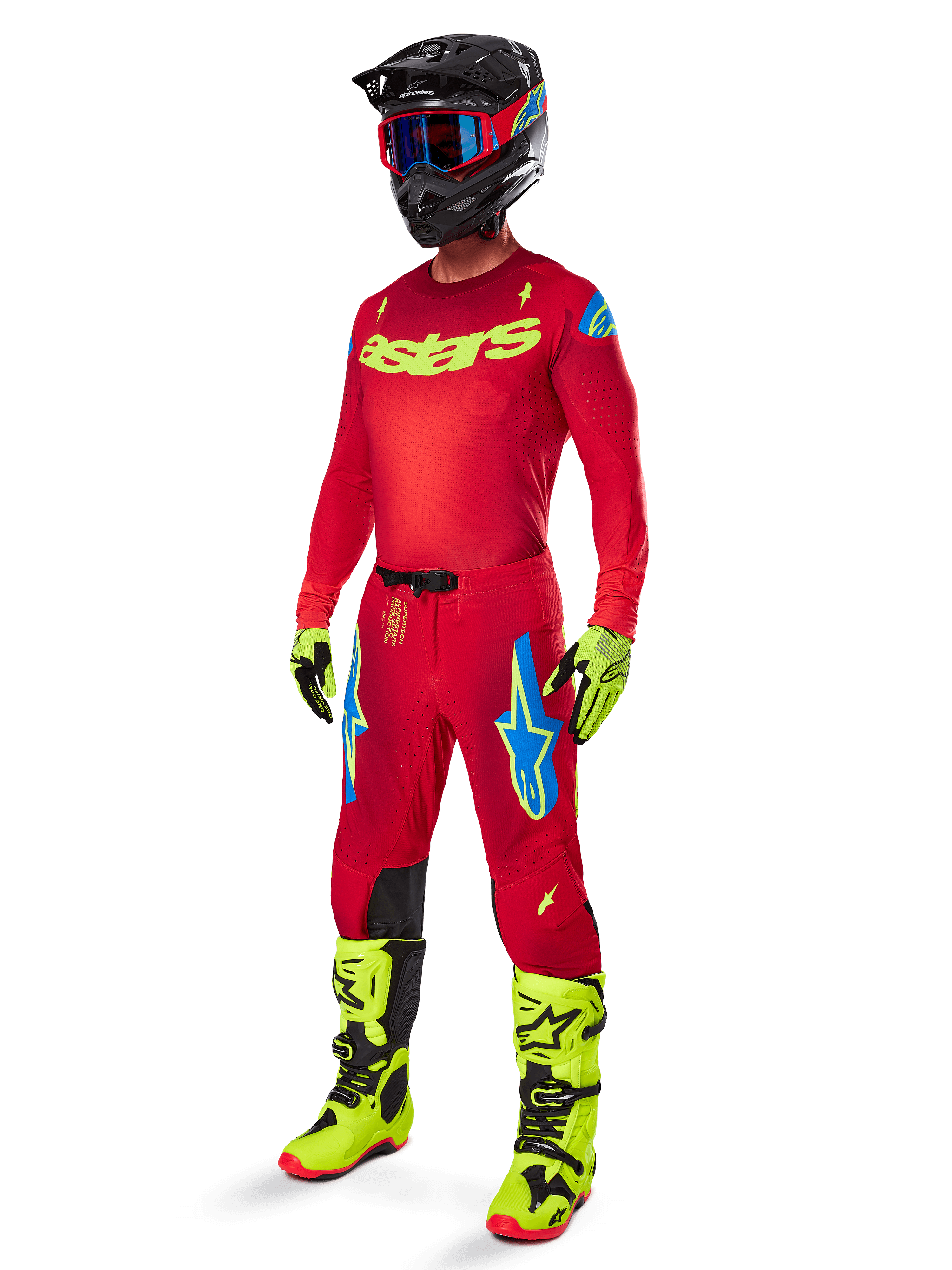 Alpinestars Supertech Maker Gear Set 2025, komplett motocross-outfit, röd tröja och byxor med gula och blå detaljer, neongula stövlar och handskar, svart hjälm med blå goggles, professionell högpresterande utrustning för terrängkörning