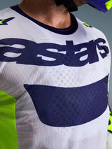 Alpinestars 2026 Racer Air Riway-tröja, motocross-tröja, ljusgrå och marinblå med neongula detaljer, närbild på bröstet som visar 'astars'-logotypen och perforerat meshtyg, atletisk passform för terrängkörning