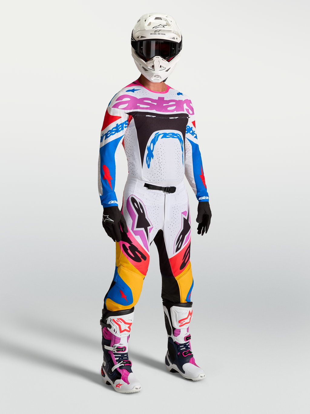 Alpinestars Supertech Dyna utrustningsset, vit och blå motocrossutrustning för herrar med rosa detaljer, visas på modell.