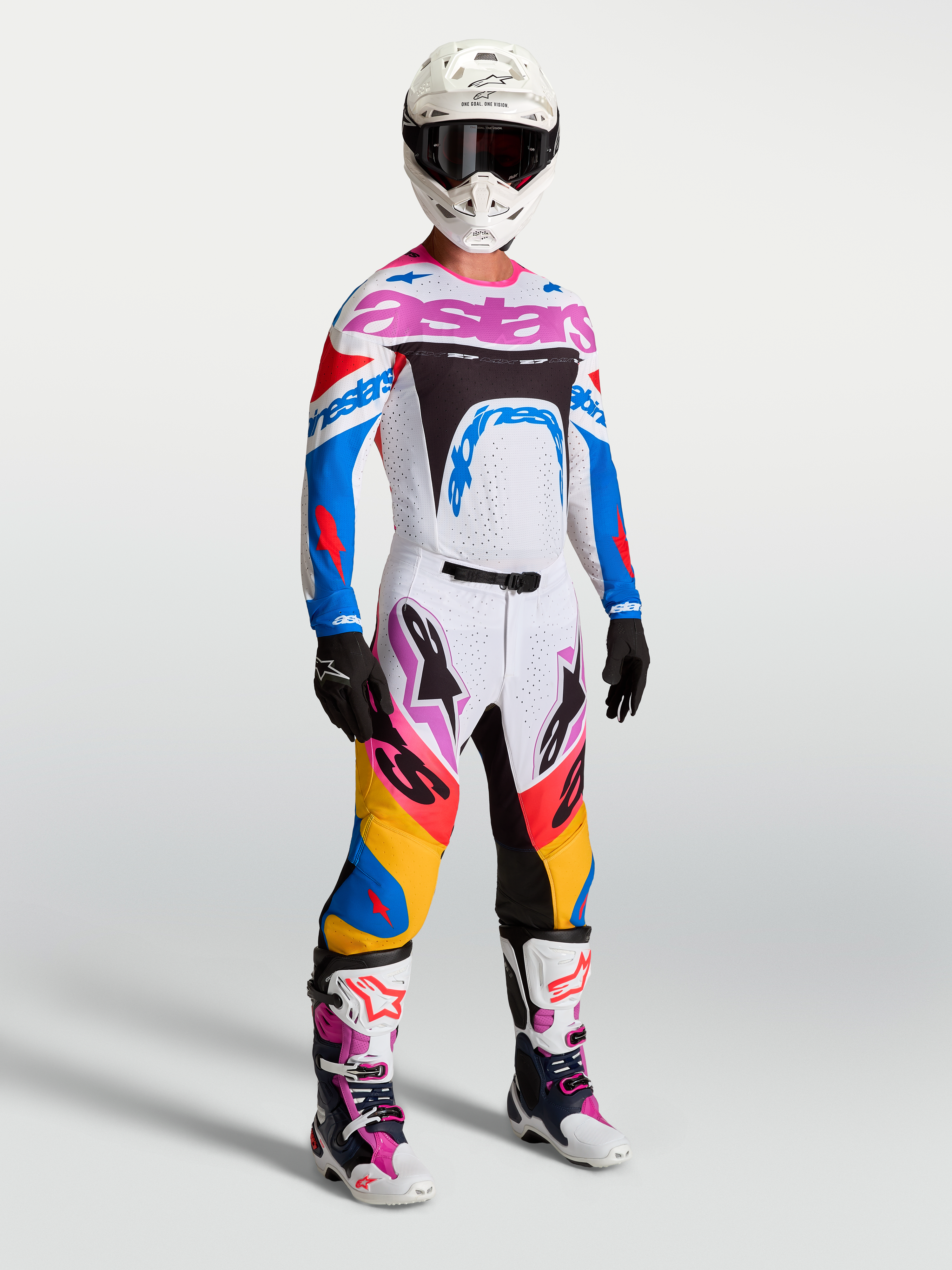 Alpinestars Supertech Dyna utrustningsset, vit och blå motocrossutrustning för herrar med rosa detaljer, visas på modell.