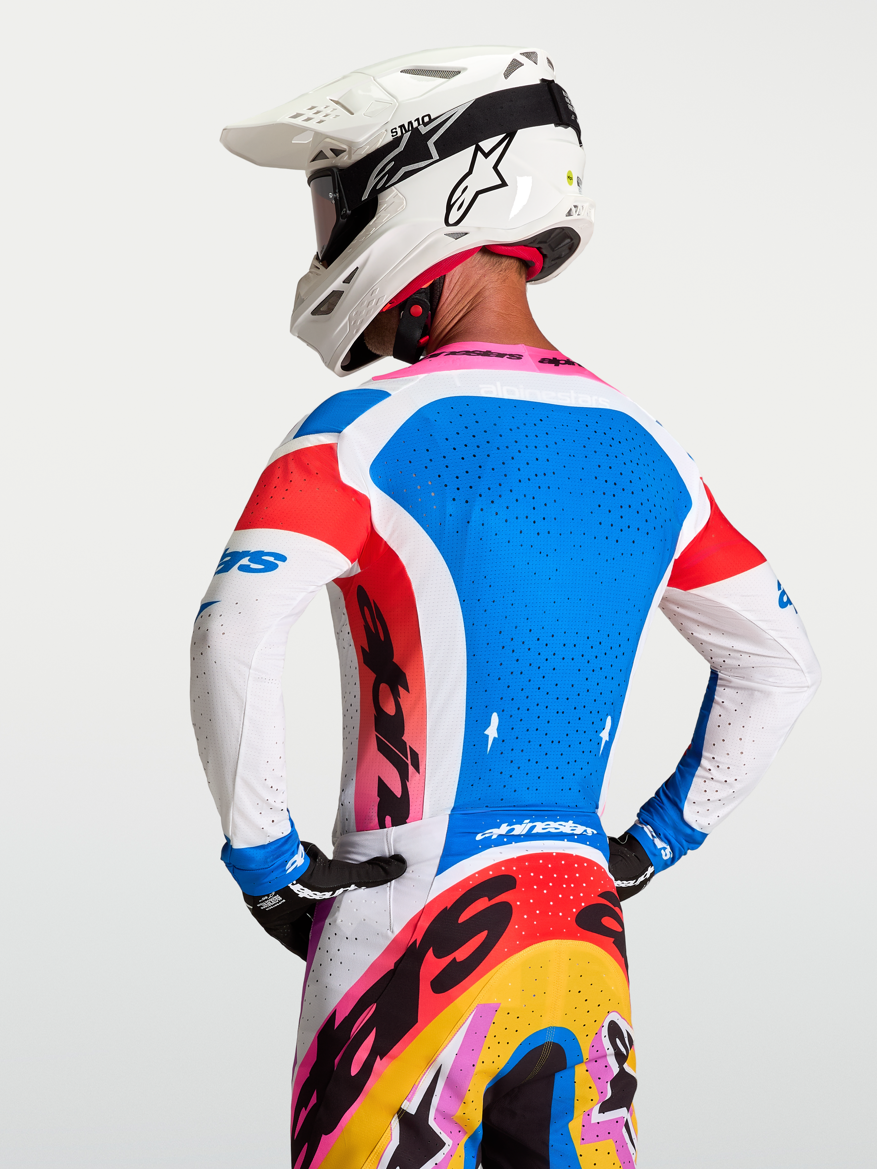 Alpinestars Supertech Dyna tröja, blå och vit motocrosströja i stretchmesh med laserskuren ventilation, sedd bakifrån.