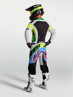 Alpinestars Supertech Dyna tröja och gear set, motocrossutrustning för herrar i neongrönt och lila, vy bakifrån med atletisk racingpassform och andningsbar stretchmesh.