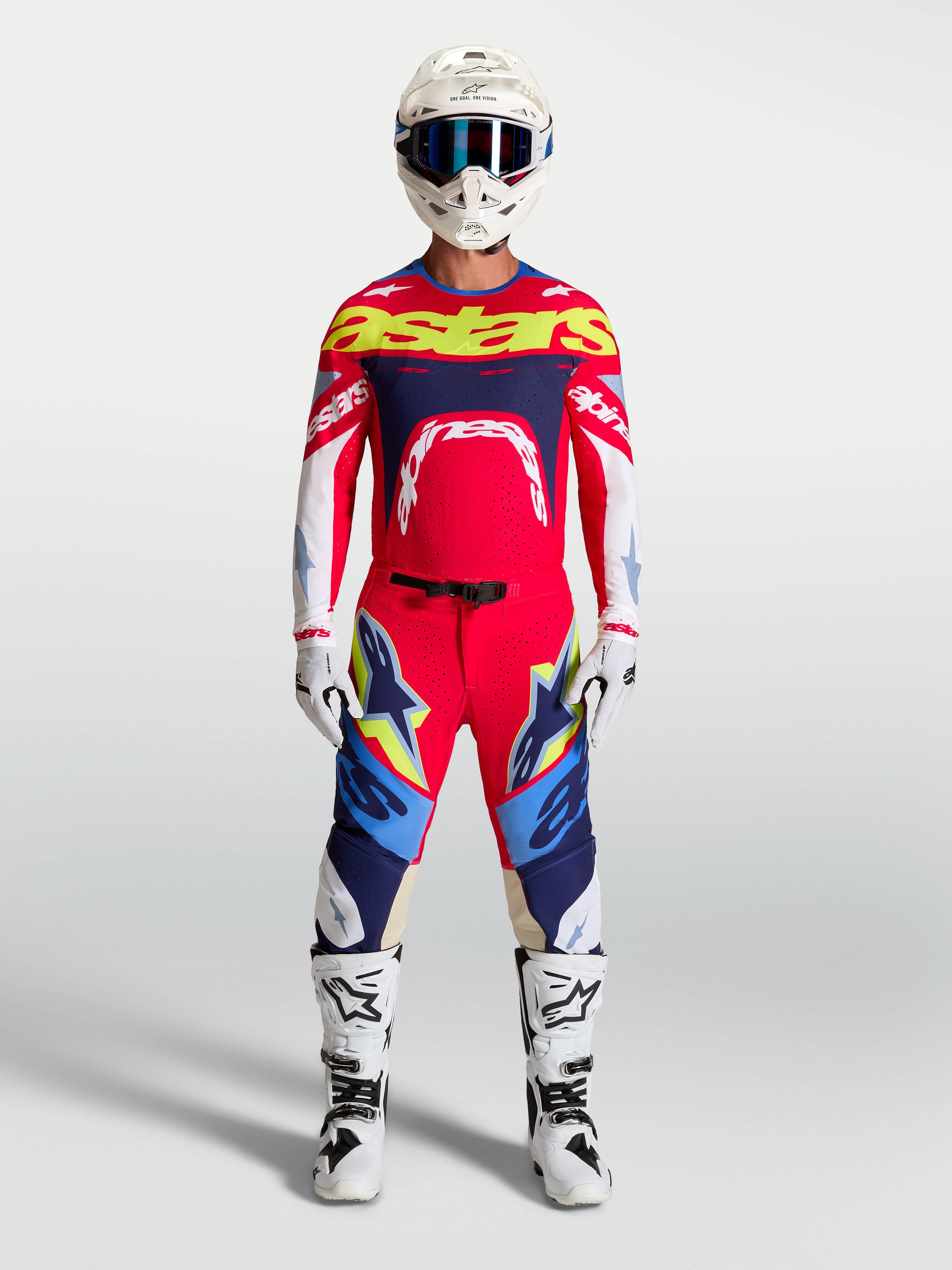 Alpinestars Supertech Dyna tröja, röd och marinblå motocrosströja, stretchmesh, visas på modell med komplett racingutrustning.